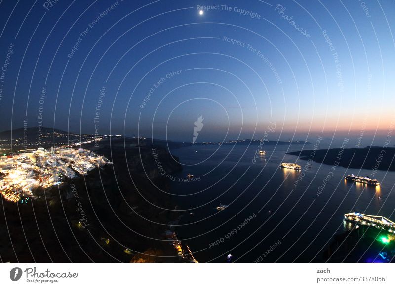 Nachtaufnahme von Santorini mit Blick über die Caldera mit Kreuzfahrtschiffen Kykladen Griechenland Meer Insel Mittelmeer Ägäis Außenaufnahme Farbfoto Dorf