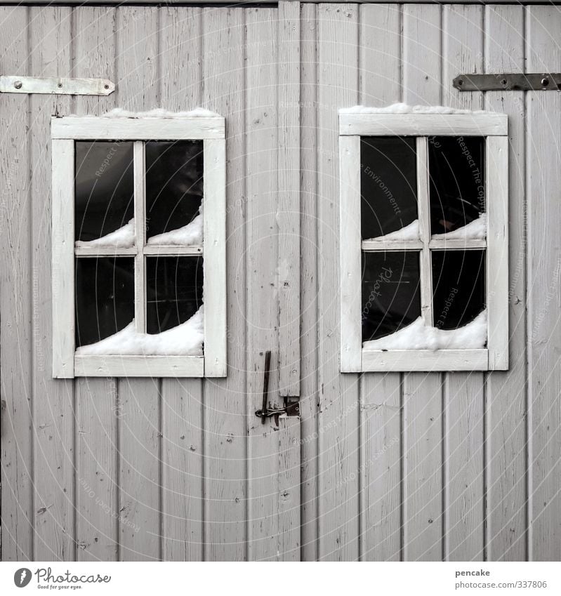 trau.schau.wem Hütte Fassade Fenster Tür Holz Zeichen authentisch einfach grau Verschwiegenheit Winter Sprossenfenster Blick Misstrauen geheimnisvoll Holzhütte