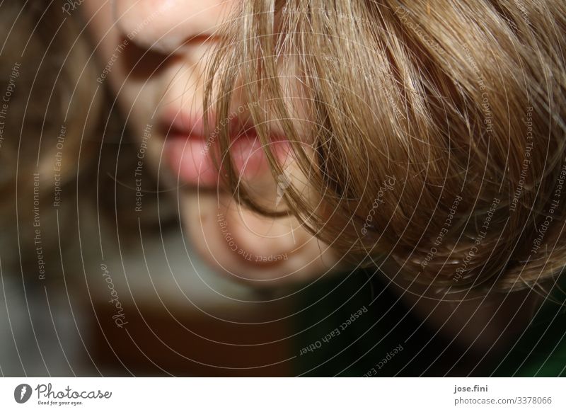 Haare vor Gesicht eines jungen Mädchens, Ausschnitt Nase, Mund, Kinn teilporträt Blitzlichtaufnahme Leberfleck verstecken Schüchternheit wortlos Redefreiheit