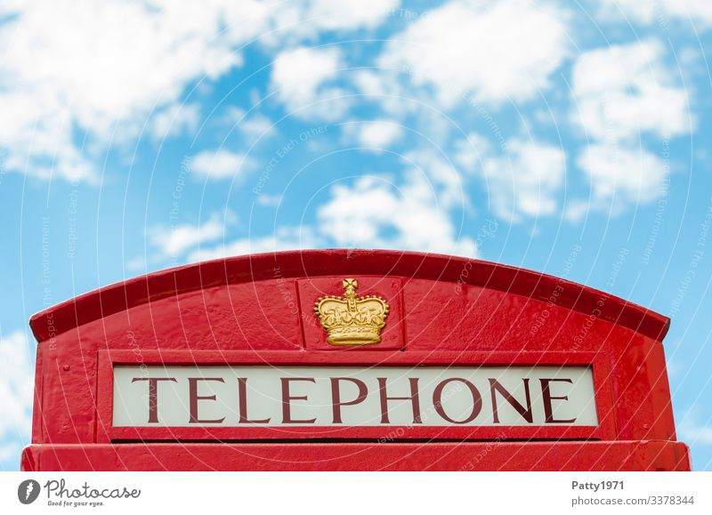 Englische Telefonzelle und ein Stück vom Himmel England hell blau rot Kommunizieren Nostalgie Tourismus Farbfoto Außenaufnahme Detailaufnahme Menschenleer