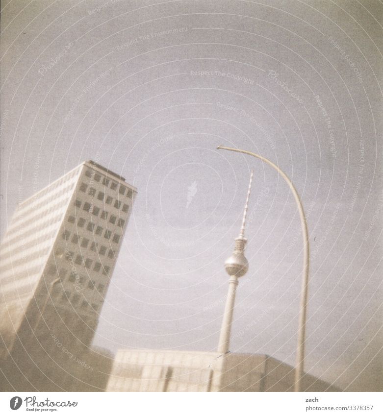 analoge Darstellung des Fernsehturmes am Alexanderplatz in Berlin Holga Lomografie Himmel Dia Menschenleer Scan Stadt Außenaufnahme Berliner Fernsehturm
