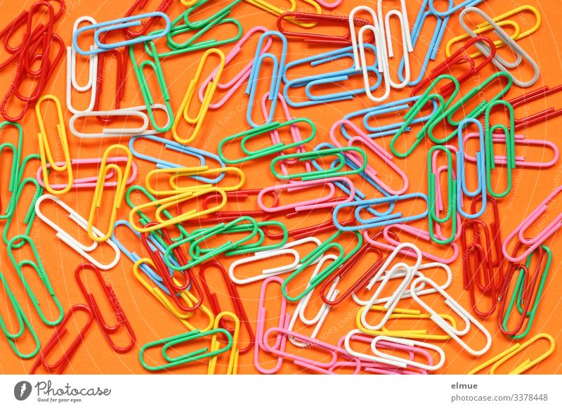 farbige Büroklammern bunt Farbe viele farbenfroh Innenaufnahme orange Büroarbeit Hilfsmittel biegen Freude formatfüllend Sammlung Design kreativ Hintergrund