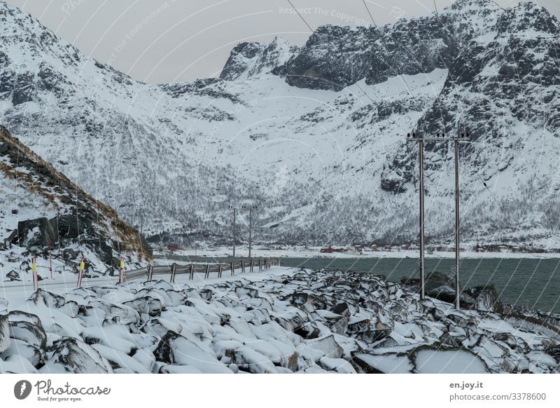 Winterlandschaft auf den Lofoten Ferien & Urlaub & Reisen Schnee Umwelt Natur Landschaft Eis Frost Felsen Küste Meer Verkehrswege Straße kalt Norwegen