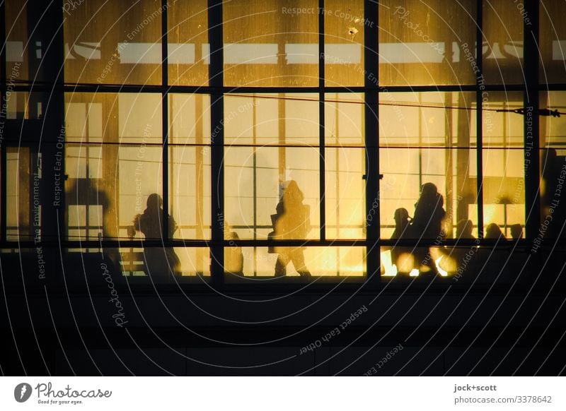 Bahnhof Alexanderplatz, hinter der Glasfront in der Abendsonne Reisende Silhouette Gegenlicht Schatten warten Low Key Sonnenlicht Strukturen & Formen abstrakt