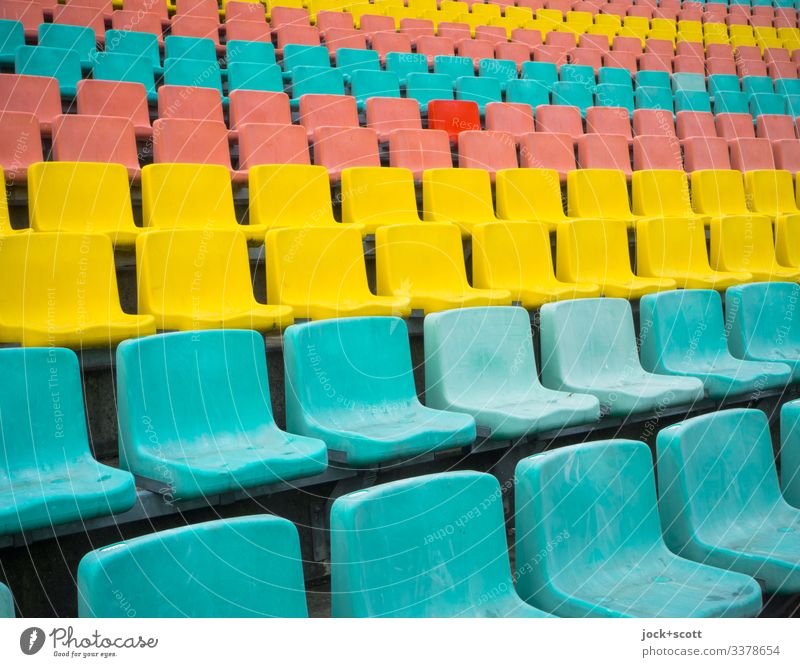 Sitzreihen in verschiedenen Farben, aber eine Ausnahme bestätigt die Regel Reihen farbenfroh Strukturen & Formen Design Totale Kontrast mehrfarbig Farbenspiel