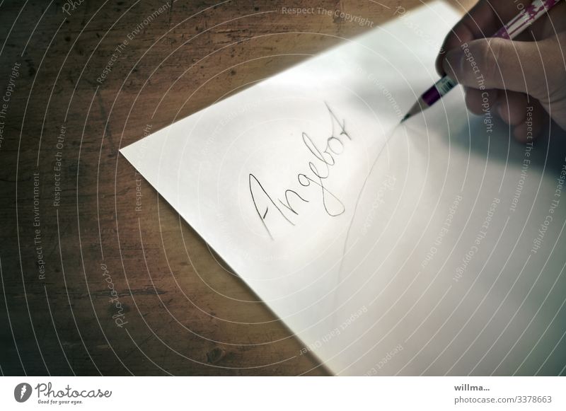 Angebot schreiben mit dem Stift Schriftzeichen Wort Text Zeichen Hand Bleistift Papierbogen Zettel Offerte