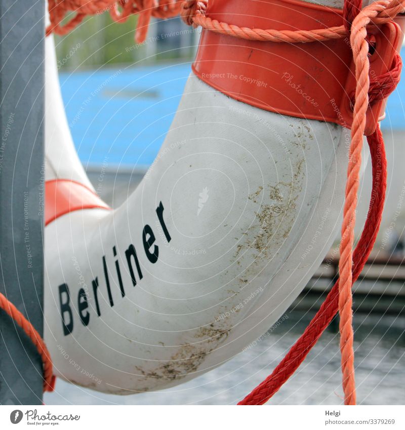 Rettungsring mit der Aufschrift Berliner hängt an einem Metallpfahl am Flussufer Ring Gefahr Schutz Seil Schnur Hilfe Stadt Hauptstadt Kunsstoff hängen retten