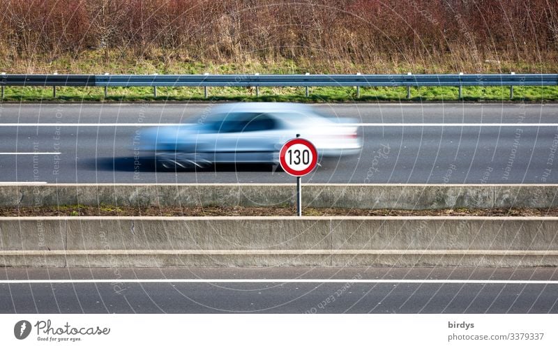 Tempolimit 130, Geschwindigkeitsbeschränkung auf deutschen Autobahnen. Schild an einer Autobahn mit vorbeifahrendem Auto mit Bewegungsunschärfe. Klimawandel