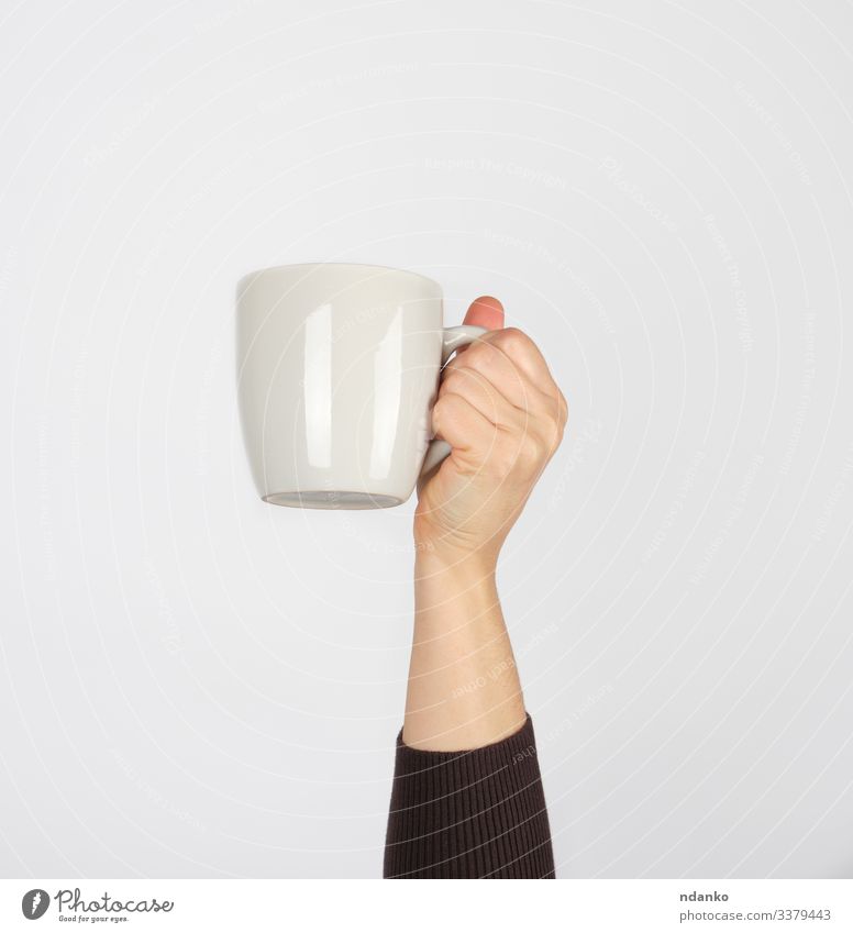 weiße Keramiktasse in der Hand einer Frau Frühstück Mittagessen Getränk Kaffee Espresso Tee Design Küche Mensch Erwachsene Arme Finger Container heiß braun