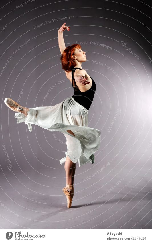 Junge Balletttänzerin in ausdrucksstarker Pose Beweglichkeit Rock Anmut Flexibilität Klassik Licht Tanzen zierlich Schönheit Erwachsener Künstler Gleichgewicht
