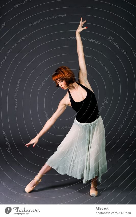 Balletttänzerin übt vor der Vorstellung Erwachsener Künstler künstlerisch Ballerina schön Tanzen Tänzer Mode beweglich Mädchen menschlich Leistung Künstlerin