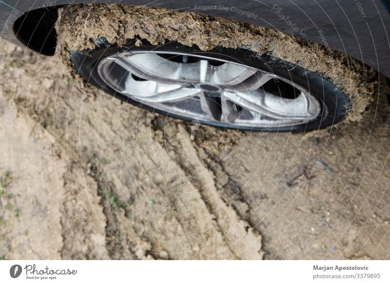 Nahaufnahme eines Schlammreifens an einem Auto Unfall Automobil Herbst PKW Konzept Land Gefahr gefährlich Schmutz dreckig Laufwerk Boden schlammig Geländewagen