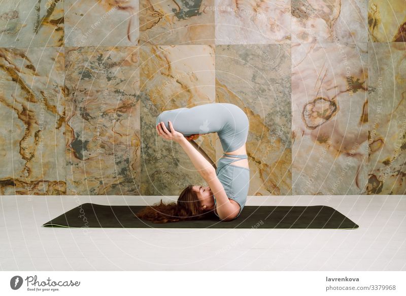 Yogini praktiziert Urdhva padmasana-Pose, selektiver Fokus Achtsamkeit aktiv Asana sportlich Körper brünett Windstille Kaukasier Übung Frau beweglich Mädchen