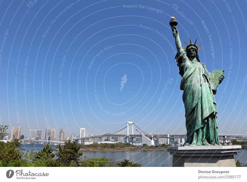 Statue of Liberty and the Rainbow Bridge in Odaiba, Tokyo Ferien & Urlaub & Reisen Tourismus Ferne Freiheit Sightseeing Städtereise Sommer Mensch Schönes Wetter