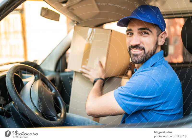Lieferwagen fahrender Mann mit Kartons auf dem Sitz. männlich Dienst Paket Versand Spedition Industrie Arbeit senden Büro Nahaufnahme logistisch Verbraucher
