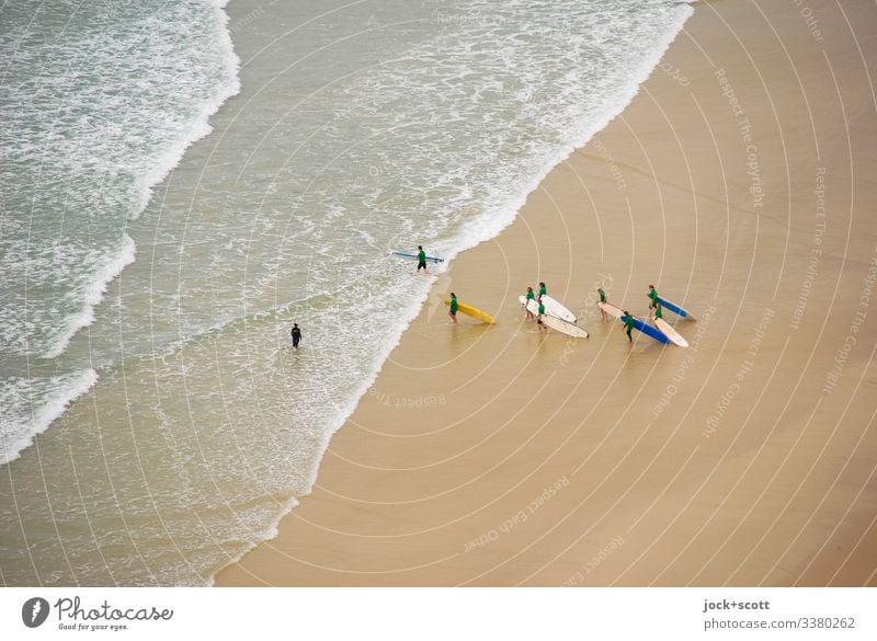 Surfer laufen zusammen entgegen der Brandung ins Meer hinein Pazifik Wellen Ferien & Urlaub & Reisen Vogelperspektive Sonnenlicht Strandleben