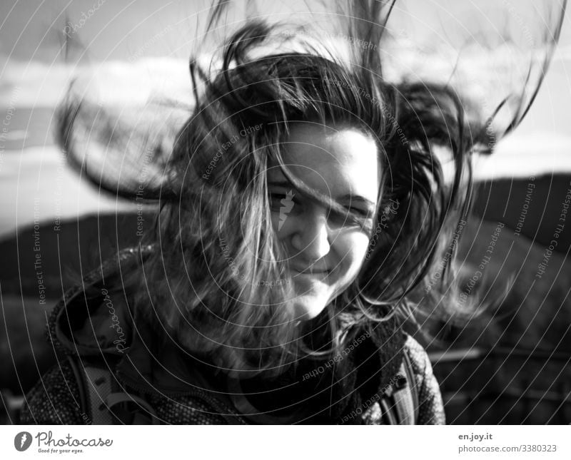 huuuiiiii feminin Junge Frau Jugendliche Erwachsene 18-30 Jahre Wind Sturm Schal Haare & Frisuren brünett langhaarig Lächeln Fröhlichkeit schön wild Freude
