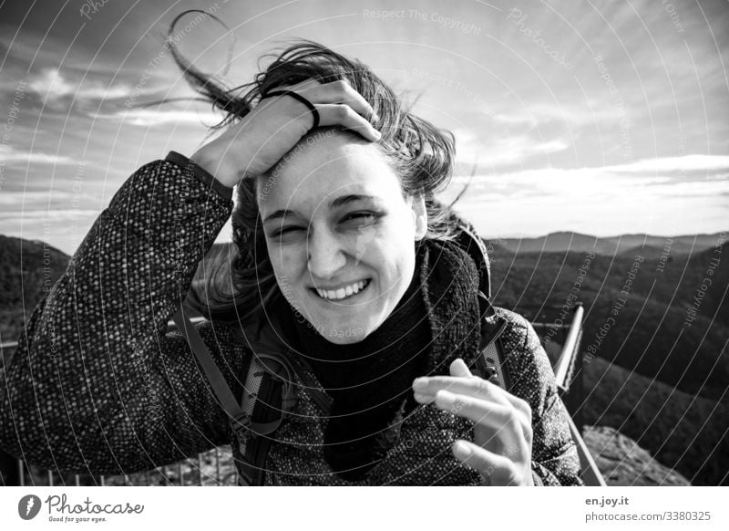der nervt Ferien & Urlaub & Reisen Ausflug feminin Junge Frau Jugendliche Erwachsene 18-30 Jahre Himmel Horizont Wind Sturm Wald Hügel Jacke Schal