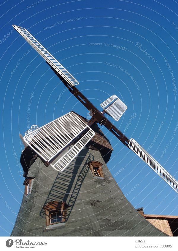 Windmühle historisch Blauer Himmel diagonal Müller Architektur Handwerk Flügel
