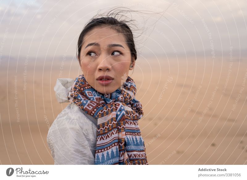 Nachdenkliche junge asiatische Reisende ruht sich in der Wüste aus Reisender ruhen wüst Frau Tourist Düne nachdenken Landschaft natürlich reisen Abenteuer
