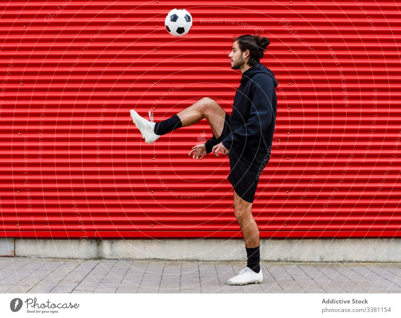 Mann spielt Fussball auf der Strasse Fußball Ball Training Finte Kick spielen Sport Aktivität Spiel männlich Energie Straße urban Bewegung Gesundheit Lifestyle