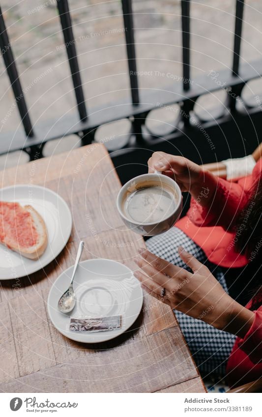 Frau trinkt Kaffee im Café Frühstück Tisch Tasse trinken Zeitung Morgen sich[Akk] entspannen ruhen Kantine lässig Lifestyle modern jung Getränk Lebensmittel