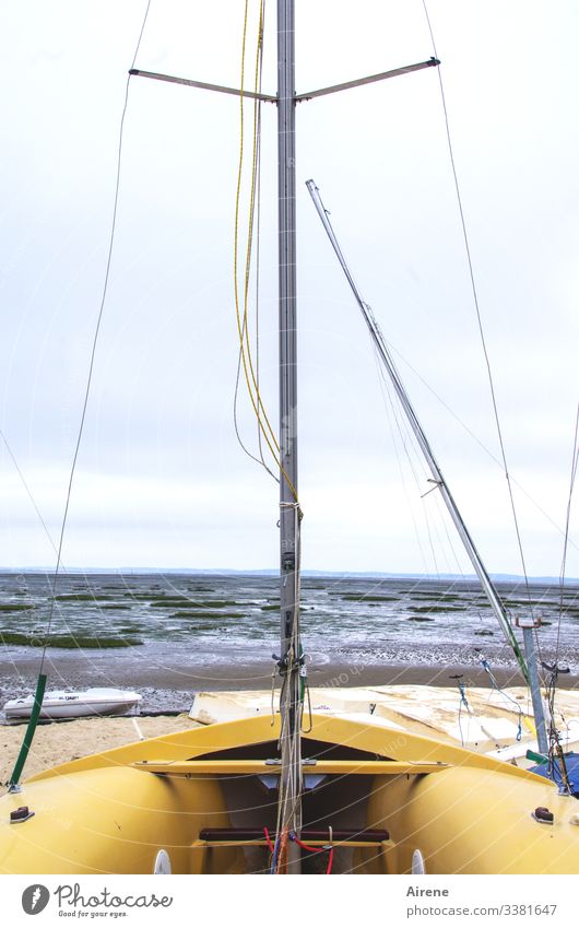 Seilschaft | hängt so ein bisschen unmotiviert rum Boot Segelboot seile mast hafen trockendock meer ebbe salzwiese arcachonbecken symmetrie blau leicht wind