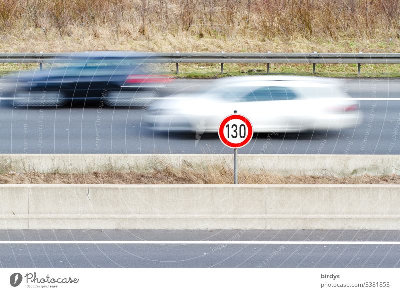 Tempo 130 auf deutschen Autobahnen, allgemeines Tempolimit, Geschwindigkeitsbegrenzungsschild 130 auf Autobahn, fließender Verkehr Tempolimit Verkehrsschild