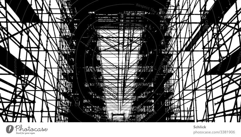 Fotografik Baugerüst an einer Brücke in schwarzweiß Schwarzweißfoto karte Kontraste hoher Kontrast Skelett grafisch Grafische Darstellung Gerüst Gerüstbauer