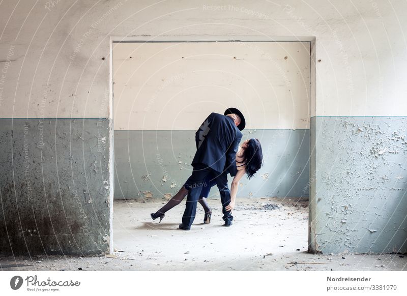Tanzendes Paar in einem alten Gebäude paar frau mann tanz leidenschaft tanzen verboten liebe quarantäne zärtlichkeit tango paartanz versteck zwei raum patina