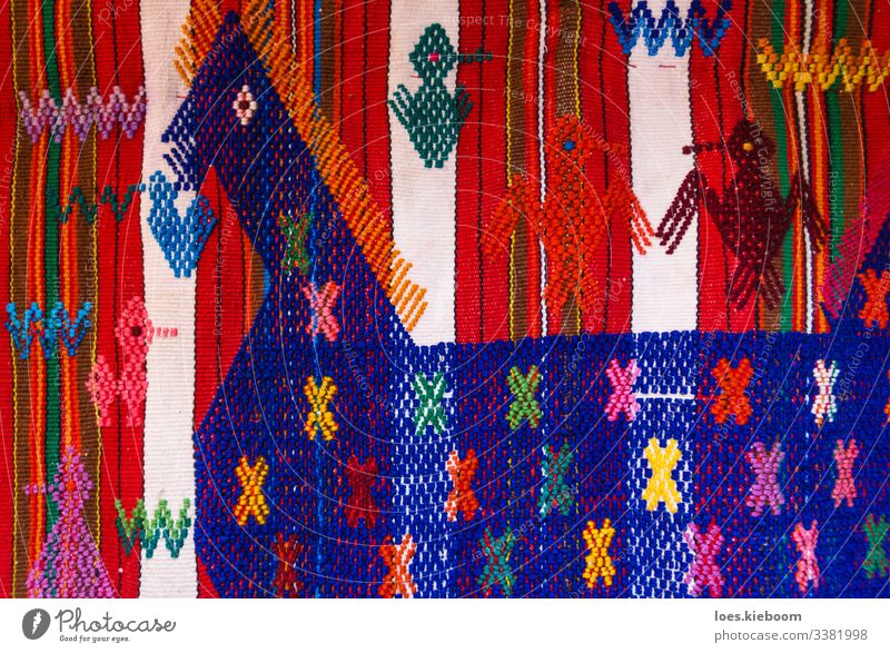 Design Ferien & Urlaub & Reisen Tourismus Ferne Pferd Vogel 3 Tier Souvenir Zeichen Streifen blau gelb rosa rot fabric Guatemala weave textile colorful woven