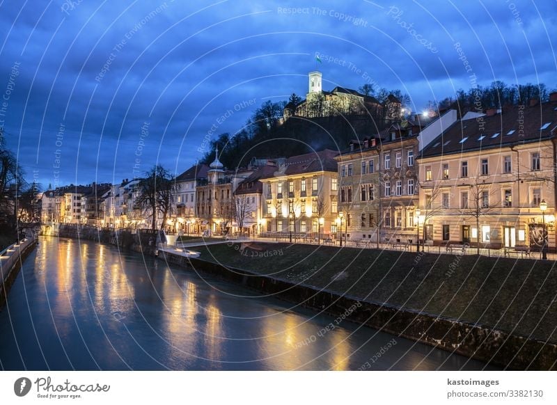 Abendpanorama des Flussufers von Ljubljana, Slowenien. Architektur blau Brücke Kapital Burg oder Schloss Zentrum Großstadt dunkel Abenddämmerung Europa Europäer