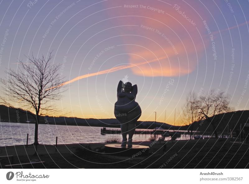 Skulptur eines Vollweibes in Ludwigshafen am Bodensee Skulptur, Nacht, Molecule man, Außenaufnahme Deutschland Figuren Skulpturen Himmel Weiblicher Akt Frau