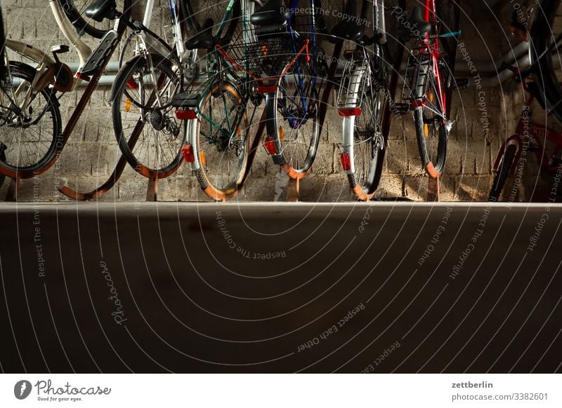 Fahrräder im Fahrradkeller abstellanlage abstellplatz dunkel erdgeschoß fahrrad fahrradkeller fahrradständer innen menschenleer textfreiraum urban wohnen