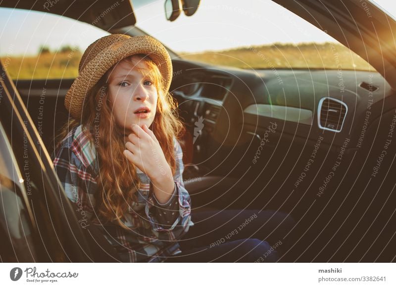 glückliches Kind Mädchen, das sich während der Sommerreise im Auto entspannt. Neue Orte erforschen, in den Sommerferien reisen. Natur im Freien Glück Straße PKW