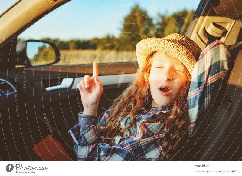 glückliches Kind Mädchen, das sich während der Sommerreise im Auto entspannt. Neue Orte erforschen, in den Sommerferien reisen. Natur im Freien Glück Straße PKW