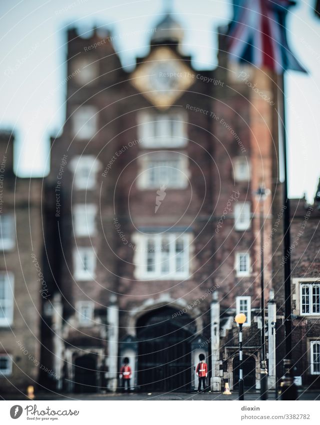 Die Grenadier-Garde des Buckingham-Palastes bewacht seine Nebengebäude in London Reise Reisefotografie Sehenswürdigkeit bewachen Tourismus Außenaufnahme