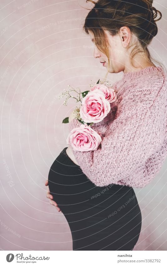 Junge schwangere Frau mit einem Rosenstrauss Schwangerschaft Mama Warten Familie Liebe drittes Trimester Monat Wochen natürlich wirklich offen echte Frau