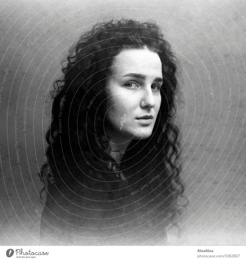 Analoges Portrait einer jungen Frau mit abgelaufenem, fleckigem Film Schlank dunkelhaarig Stilrichtung Alte Meister körnung analoge fotografie 6x6 elegant schön