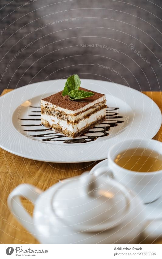 Süßes Tiramisu und servierter Tee auf dem Tisch Kuchen Dessert Teekanne tiramisu trinken Restaurant lecker Getränk frisch Frühstück geschmackvoll süß