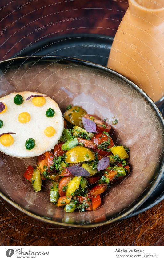 Helle Gemüsemischung auf Keramikplatte im Café Tomate aufgeschnitten Salatbeilage Lebensmittel lecker geschmackvoll Mahlzeit frisch Speise Küche Ernährung