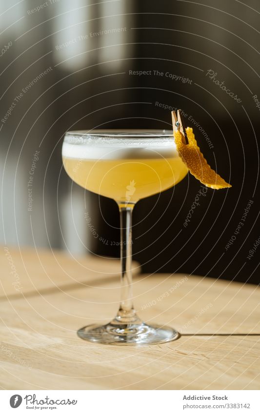 Cocktail im Glas mit Wäscheklammern auf dem Tisch frisch Dekoration & Verzierung Kleiderspin Getränk trinken Alkohol Bar Pub Party Restaurant