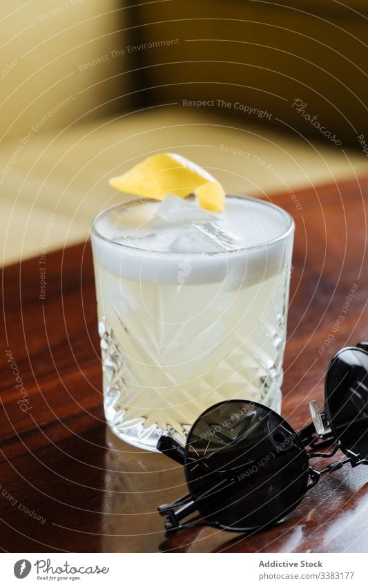 Frischer Gin sauer im Glas Cocktail Getränk Alkohol Bar Restaurant Tisch trinken liquide kalt süß Café frisch geschmackvoll sich[Akk] entspannen ruhen Stil cool