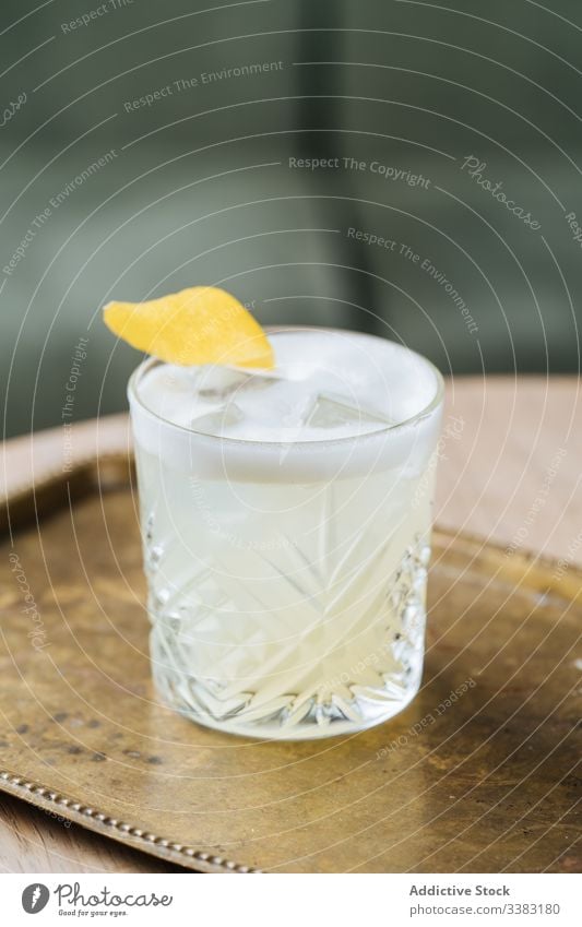 Frischer Gin sauer im Glas Cocktail Getränk Alkohol Bar Restaurant Tisch trinken liquide kalt süß Café frisch geschmackvoll sich[Akk] entspannen ruhen Stil cool