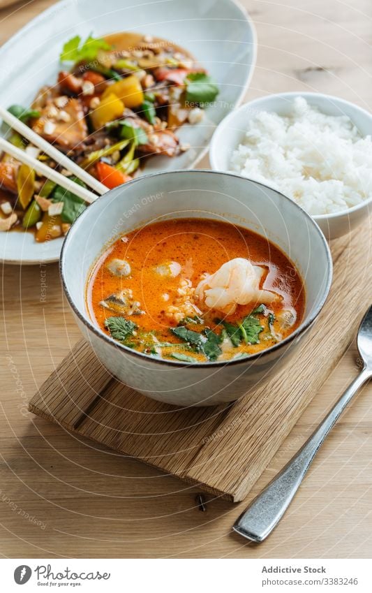 Gesunde asiatische Gerichte im Restaurant Asiatische Küche Speise Suppe Haute Cuisine Gemüse Essstäbchen Reis Tom Yum Meeresfrüchte dienen appetitlich