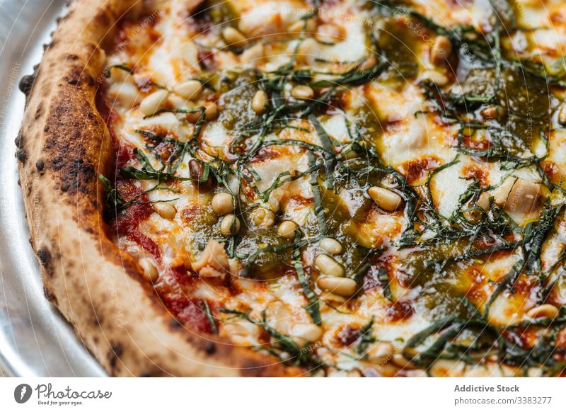 Frische Pizza mit Käse und Samen im Restaurant Speise Lebensmittel Mahlzeit geschmackvoll Tradition Italienisch Mittagessen lecker Küche rund frisch Kraut