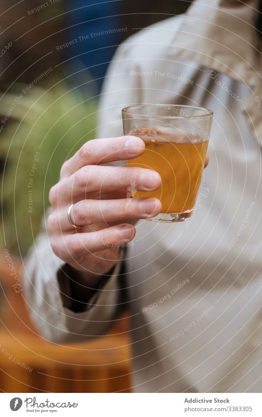 Unbekannter Mann trinkt alkoholisches Getränk auf Party trinken Alkohol Glas Tasse Café Restaurant sich[Akk] entspannen ruhen männlich Feiertag Cocktail liquide