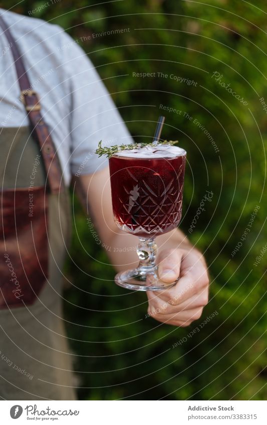 Anonyme Kellnerin hält rotes appetitanregendes Getränk im Glas trinken frisch Cocktail lecker geschmackvoll Beeren organisch festlich Alkohol Frucht Saft
