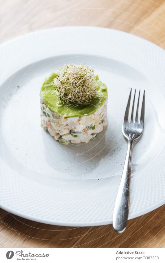 Festlich dekorierter Gemüsesalat auf dem Tisch Salatbeilage Lebensmittel Restaurant lecker geschmackvoll Speise Feinschmecker dienen frisch Portion Mahlzeit