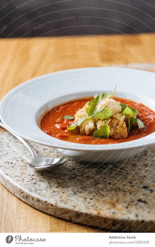 Tomatensuppe mit Suppengrün in weißem Teller auf dem Tisch stehen Speise Lebensmittel lecker Mittagessen Küche geschmackvoll Abendessen Feinschmecker Mahlzeit